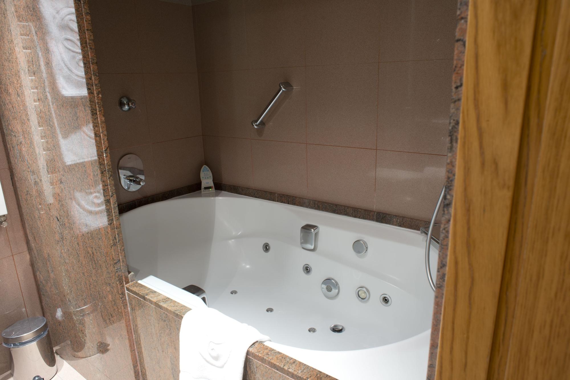 A Casa Canut Hotel Gastronòmic Les Escalades Exterior foto A whirlpool bathtub