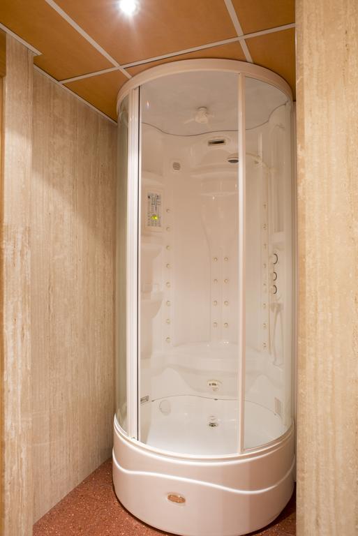 A Casa Canut Hotel Gastronòmic Les Escalades Exterior foto A shower cubicle