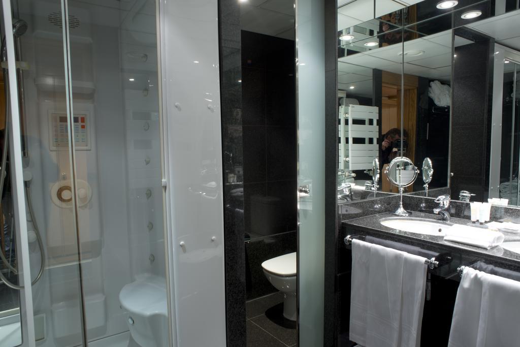 A Casa Canut Hotel Gastronòmic Les Escalades Exterior foto A shower cubicle