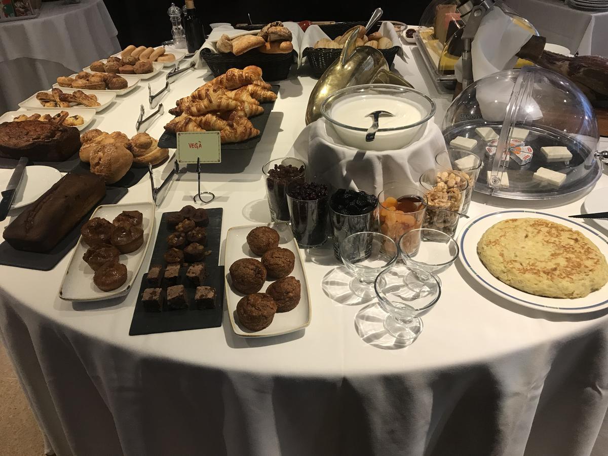 A Casa Canut Hotel Gastronòmic Les Escalades Exterior foto A selection of afternoon tea desserts