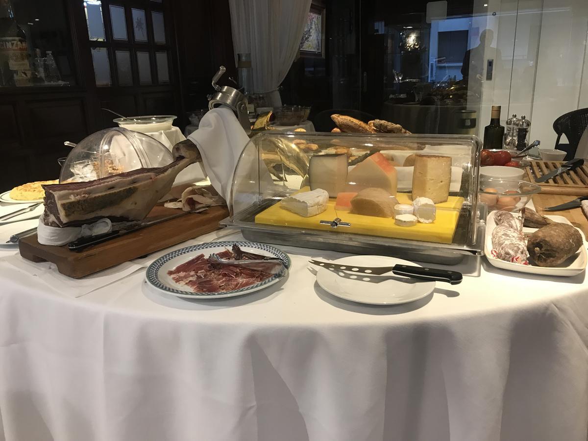 A Casa Canut Hotel Gastronòmic Les Escalades Exterior foto Cheese and charcuterie at a buffet