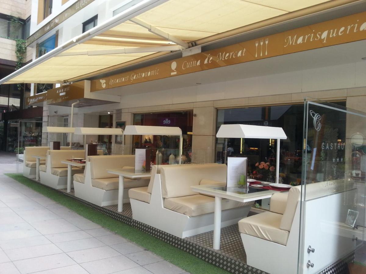 A Casa Canut Hotel Gastronòmic Les Escalades Exterior foto A café in the station